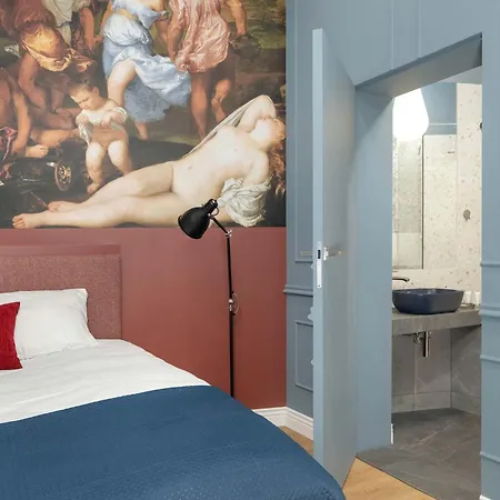 Апартаменты Artsy Close To Market Square By Renters